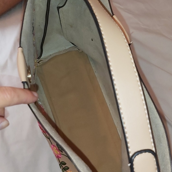 Faux leather flower embroidered handbag - Picture 4 of 6